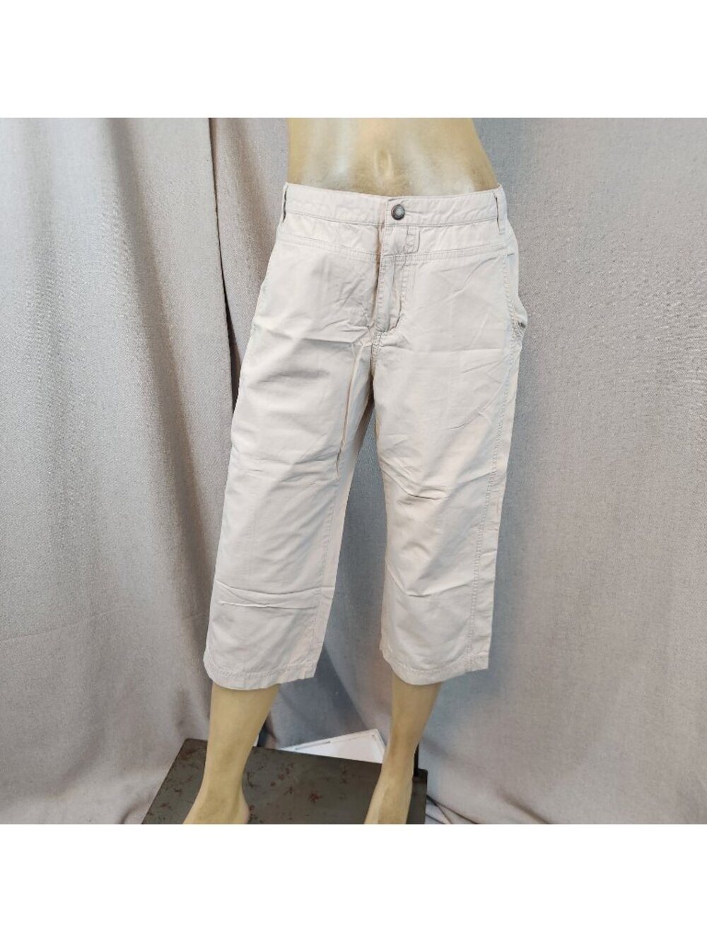 Columbia Sportswear Beige Hiking Capri Pants Slacks Size 8 MEDIUM 28 W x 20 I